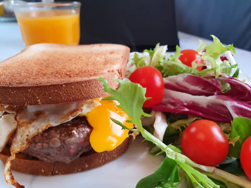 Hamburguesa casera, huevo blando