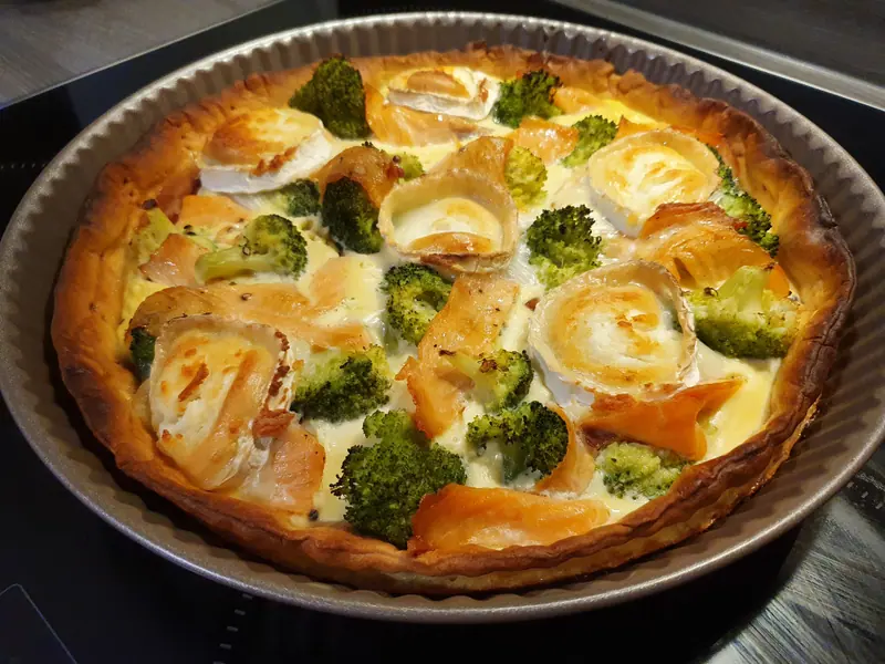 Tarta de brócoli, queso de cabra y salmón
