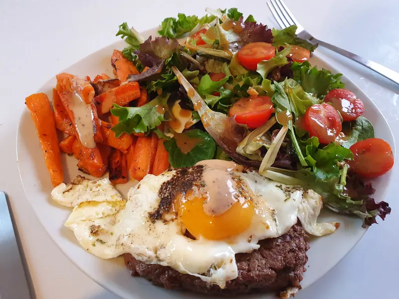 Filete, huevo a la plancha, zanahorias asadas