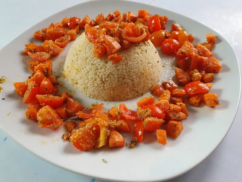 Corona de sémola, tomates asados