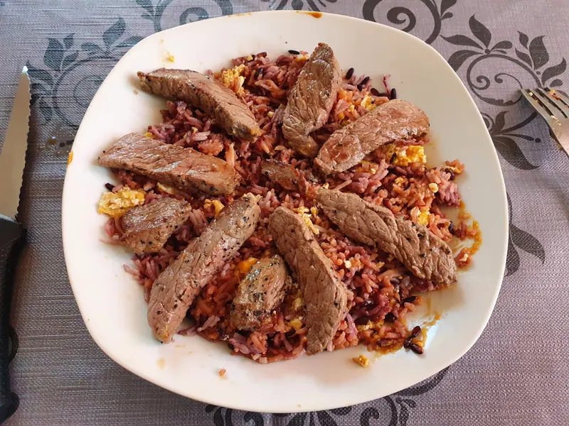 Ternera al punto, arroz negro